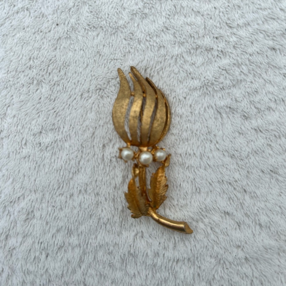 Vintage Brooch Pin Floral Gold & Faux Pearl